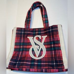 Victoria’s tote bag